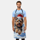 Yorkipoo Rent in de Sneeuw met Kerstmuts Schort (Gedragen)