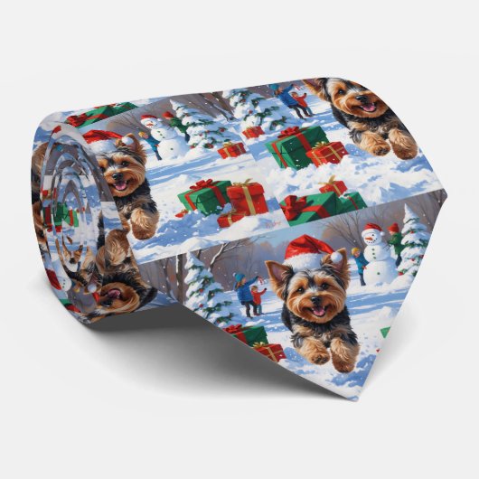 Yorkipoo Rent in de Sneeuw met Kerstmuts Stropdas (Opgerold)