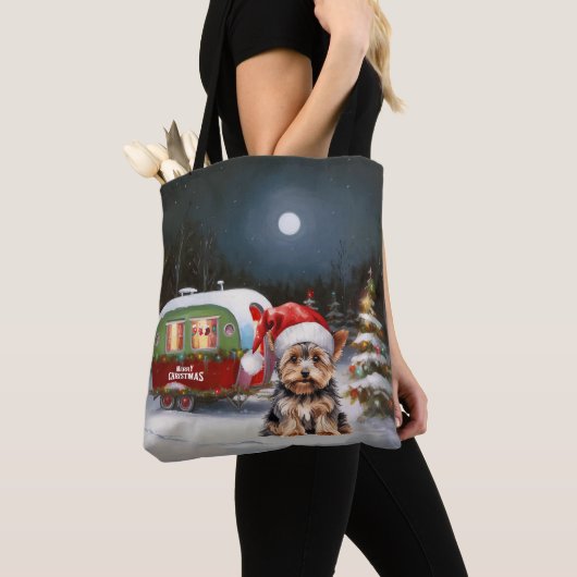 Yorkshire Terrier Caravan Kerstavontuur Tote Bag (Dichtbij)