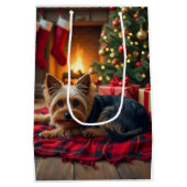 Yorkshire Terrier Cozy Christmas Evening Painting Medium Cadeauzakje (Achterkant)