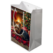 Yorkshire Terrier Cozy Christmas Evening Painting Medium Cadeauzakje (Achterkant Gekanteld)