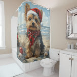 Yorkshire Terrier Dog Christmas  Beach Douchegordijn<br><div class="desc">Breng de warmte van de feestdagen naar de kust met dit charmante, op vintages geïnspireerde ontwerp met een feestelijke hond die op een sereen strand zit. Met een klassieke vakantietoets van nostalgische tinten en kustvibes, vangt dit kunstwerk de magie van Kerstmis door het zee. Perfect voor het verspreiden van feestvreugde,...</div>