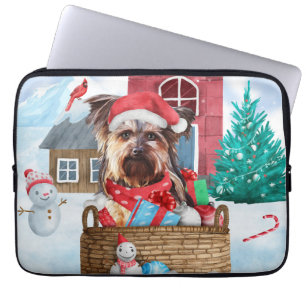 Yorkshire Terrier Dog in sneeuwkersthondenhuis Laptop Sleeve