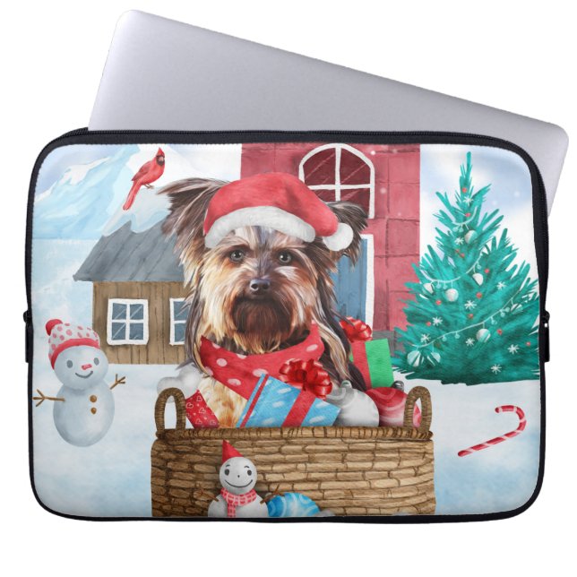 Yorkshire Terrier Dog in sneeuwkersthondenhuis Laptop Sleeve (Voorkant)