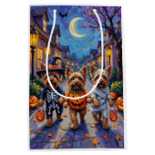 Yorkshire Terrier Dogs in Halloween Costumes Medium Cadeauzakje (Voorkant)