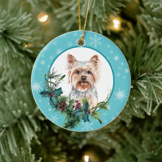 Yorkshire Terrier Evergreen Blue Snowflake Border Keramisch Ornament (Boom)