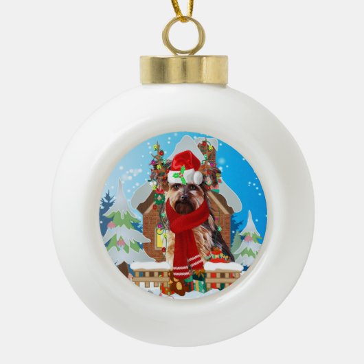 Yorkshire Terrier hond met kerstcadeaus Keramische Bal Ornament (Voorkant)