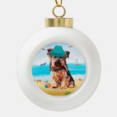 Yorkshire Terrier Hond op het strand Keramische Bal Ornament (Voorkant)