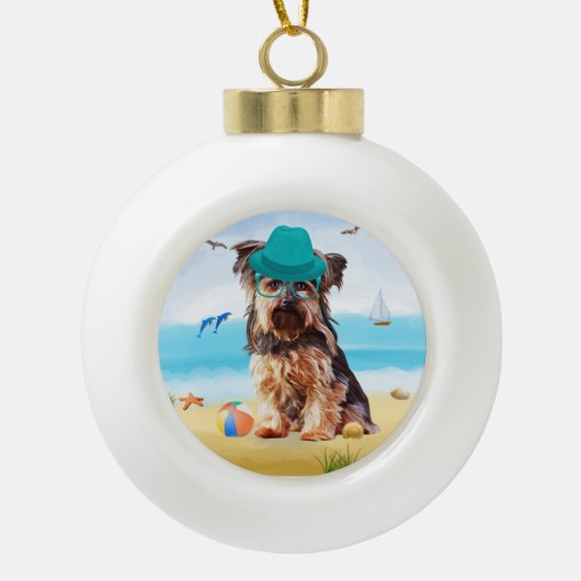 Yorkshire Terrier Hond op het strand Keramische Bal Ornament (Voorkant)