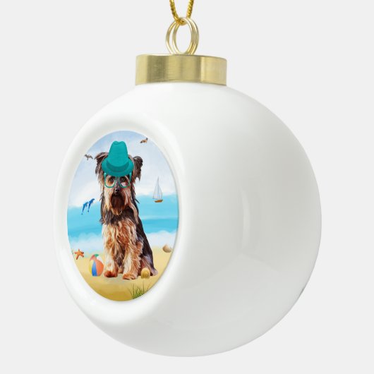 Yorkshire Terrier Hond op het strand Keramische Bal Ornament (Rechts)