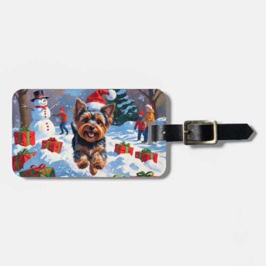 Yorkshire Terrier in de sneeuw met kerstmuts Bagagelabel (Voorkant horizontaal)