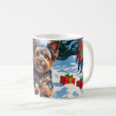 Yorkshire Terrier in de sneeuw met kerstmuts Koffiemok (Voorkant rechts)