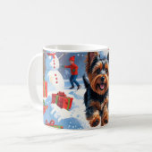 Yorkshire Terrier in de sneeuw met kerstmuts Koffiemok (Voorkant links)