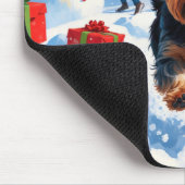 Yorkshire Terrier in de sneeuw met kerstmuts Muismat (Hoek)
