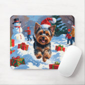 Yorkshire Terrier in de sneeuw met kerstmuts Muismat (Met muis)