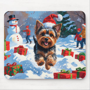 Yorkshire Terrier in de sneeuw met kerstmuts Muismat