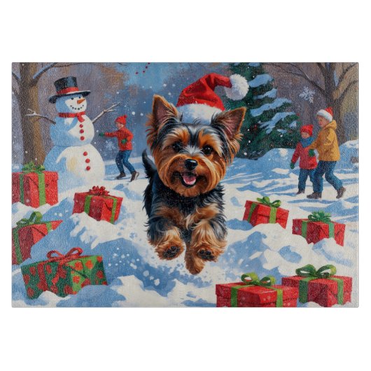 Yorkshire Terrier in de sneeuw met kerstmuts Snijplank (Voorkant)