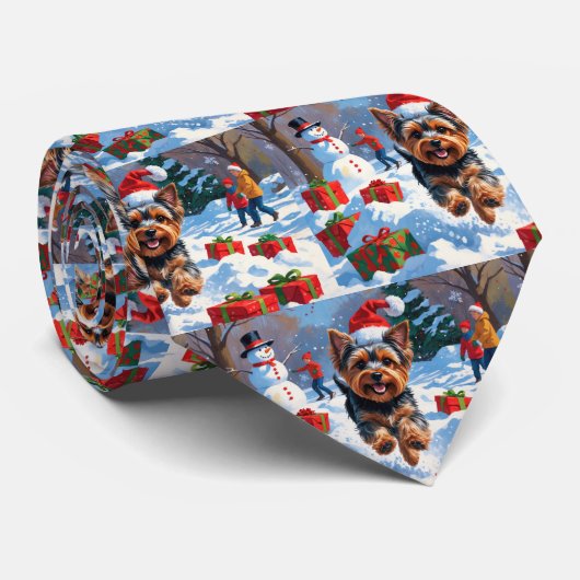 Yorkshire Terrier in de sneeuw met kerstmuts Stropdas (Opgerold)