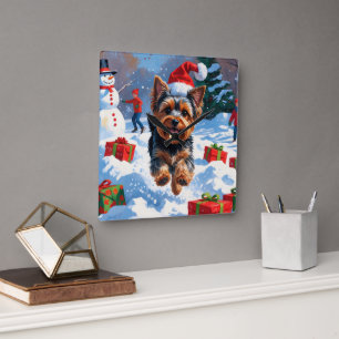 Yorkshire Terrier in de sneeuw met kerstmuts Vierkante Klok