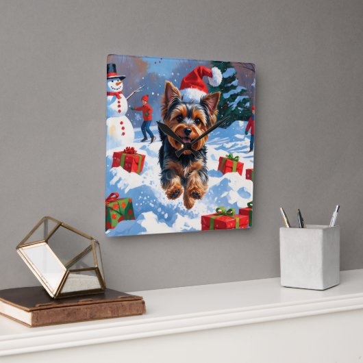 Yorkshire Terrier in de sneeuw met kerstmuts Vierkante Klok (Kantoor)