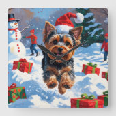 Yorkshire Terrier in de sneeuw met kerstmuts Vierkante Klok (Voorkant)