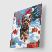 Yorkshire Terrier in de sneeuw met kerstmuts Vierkante Klok (Hoek)