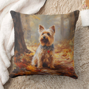 Yorkshire Terrier in herfstbladeren val inspireert Kussen