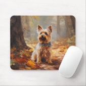 Yorkshire Terrier in herfstbladeren val inspireert Muismat (Met muis)
