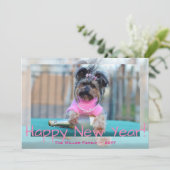 Yorkshire Terrier in Roze Happy New Year Hond Foto Feestdagenkaart (Staand voorkant)