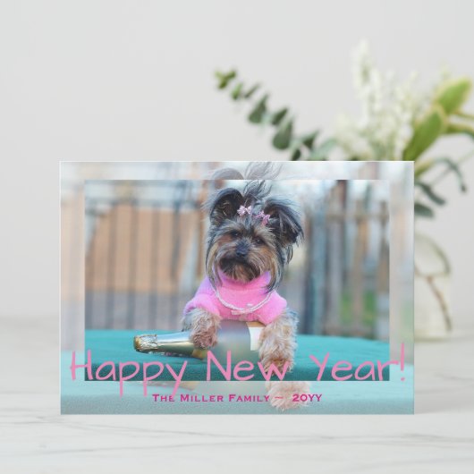 Yorkshire Terrier in Roze Ongelukkig Nieuwjaar Hon Feestdagenkaart (Staand voorkant)