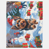 Yorkshire Terrier in Snow with Christmas Hat Fleece Deken (Voorkant)