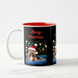 Yorkshire terriër, met een kerstmuts op de koffie tweekleurige koffiemok