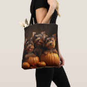 Yorkshire Terrier Puppy Herfst Delight Pompoen Tote Bag (Dichtbij)