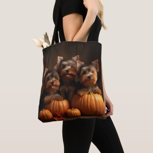 Yorkshire Terrier Puppy Herfst Delight Pompoen Tote Bag (Dichtbij)