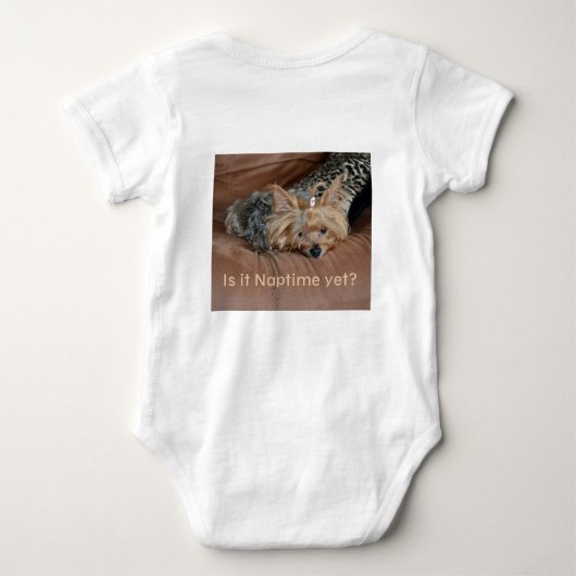 Yorkshire Terrier Ready voor een Nap Romper (Achterkant)