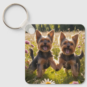 Yorkshire Terriers die in het gras spelen Sleutelhanger
