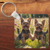 Yorkshire Terriers die in het gras spelen Sleutelhanger (Voorkant)