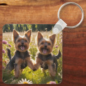 Yorkshire Terriers die in het gras spelen Sleutelhanger (Achterkant)
