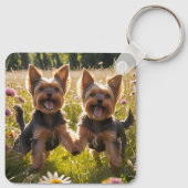 Yorkshire Terriers die in het gras spelen Sleutelhanger (Achterkant)