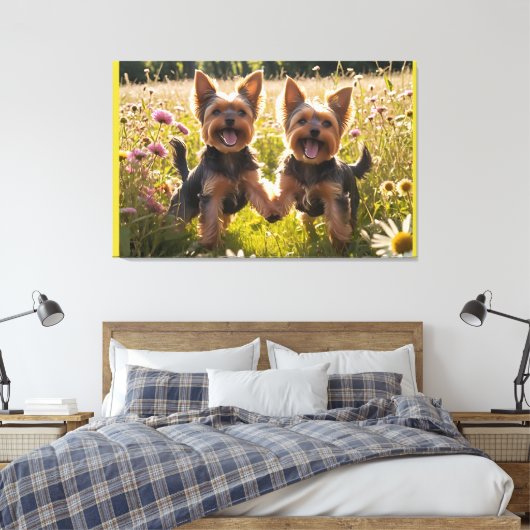 Yorkshire Terriers spelen in het gras Canvas Afdruk (Insitu (Slaapkamer))