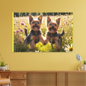 Yorkshire Terriers spelen in het gras Canvas Afdruk (Insitu (Woonkamer))
