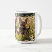 Yorkshire Terriers spelen in het gras Koffiemok (Voorkant rechts)