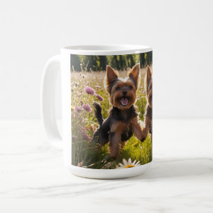Yorkshire Terriers spelen in het gras Koffiemok