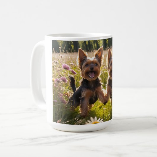 Yorkshire Terriers spelen in het gras Koffiemok (Voorkant links)