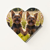Yorkshire Terriers spelen in het gras Notitieboek (Achterkant)