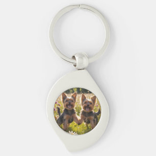Yorkshire Terriers spelen in het gras Sleutelhanger