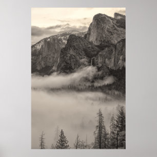 Yosemite Berglandschap met Mist Poster