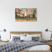Yosemite, CA-uitzicht van Yosemite Lodge en Herfst Canvas Afdruk (Insitu (Slaapkamer))