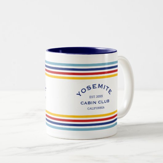 Yosemite Cabin Club Custom Crest Park Stripe Tweekleurige Koffiemok (Voorkant rechts)
