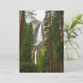 Yosemite Falls door het bos Bedankkaart (Staand voorkant)